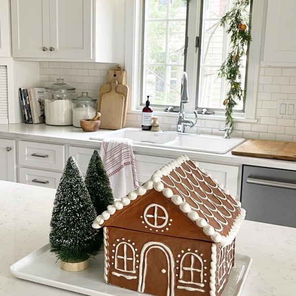 Pottery Barn Whimsical Lidded Holiday Gingerbread House Stoneware Cookie Jar BN - Picture 4 of 16